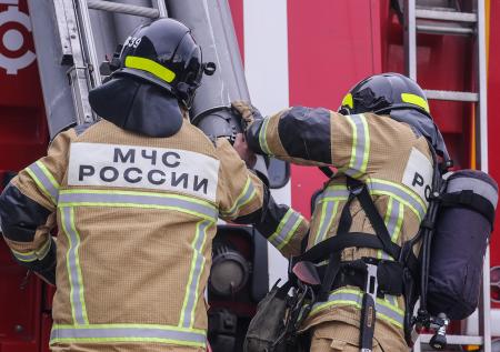Огонь охватил тысячу «квадратов» производственного здания в Благовещенске