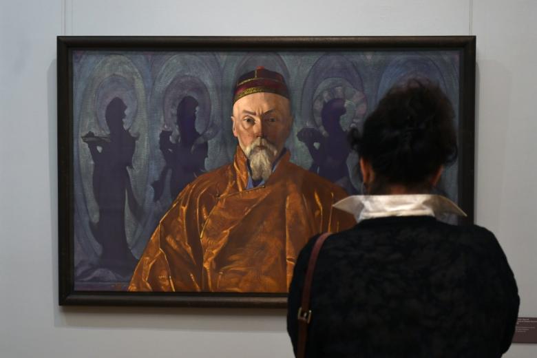 Посетительница у картины С. Н. Рериха «Портрет Н. К. Рериха»
