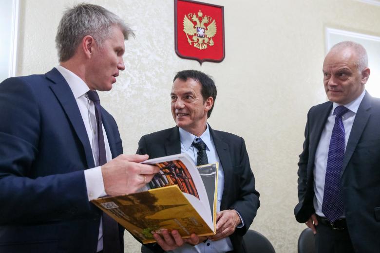 Министр спорта РФ Павел Колобков, вице-президент Глобальной ассоциации международных спортивных федераций (GAISF) Стефан Фокс и исполнительный директор конвенции SportAccord Нис Хатт (слева направо)