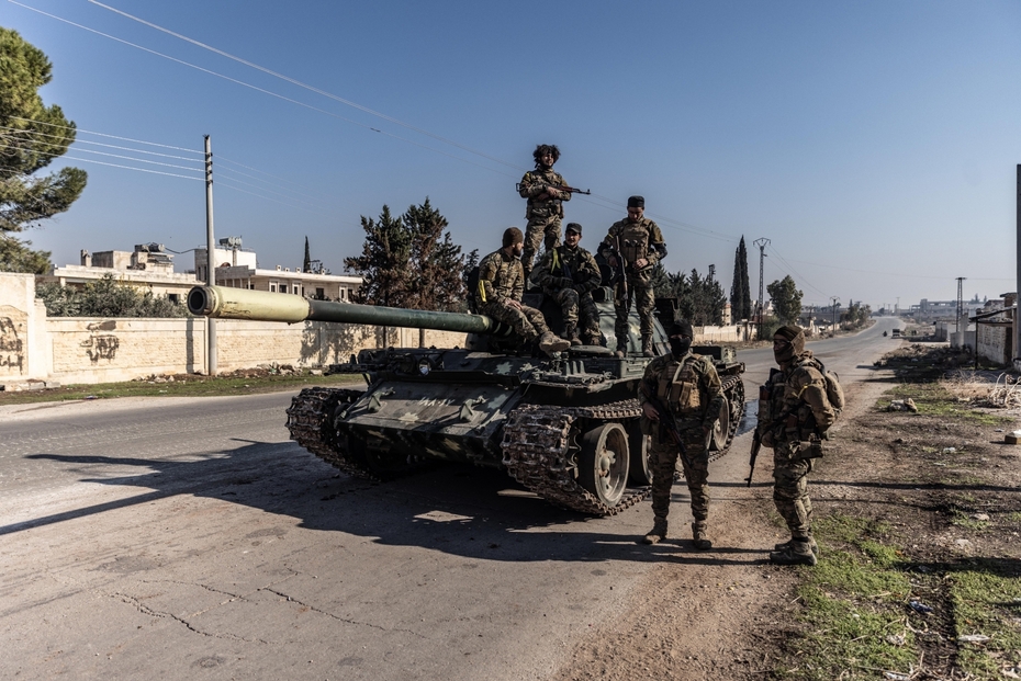 Сирийские повстанцы рядом с захваченным танком