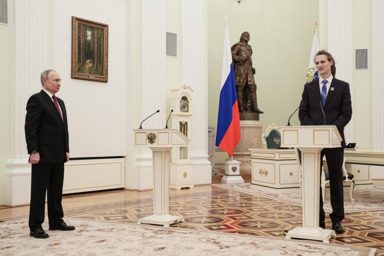 Президент РФ Владимир Путин и ведущий научный сотрудник Института океанологии им. П. П. Ширшова РАН Александр Осадчиев (слева направо) на церемонии вручения премий в области науки и инноваций молодым ученым за 2022 год в Кремле