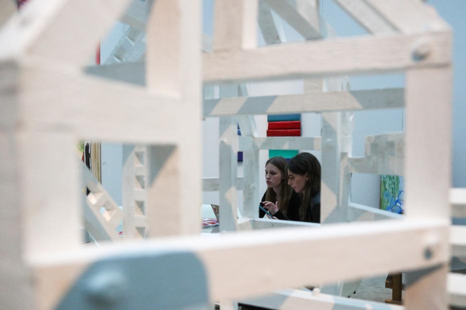 Посетители во время пресс-показа ярмарки современного искусства Cosmoscow в Гостином дворе
