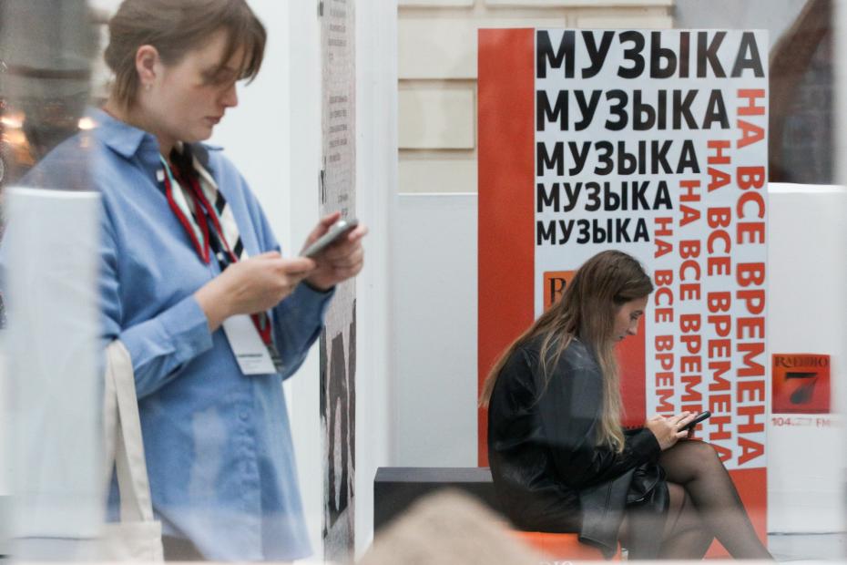 Посетители во время пресс-показа ярмарки современного искусства Cosmoscow в Гостином дворе
