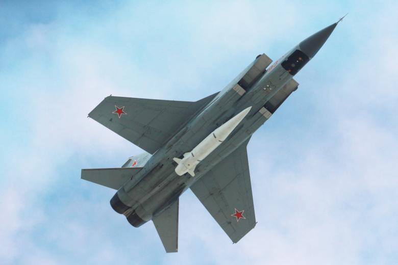 МиГ-31 с гиперзвуковой ракетой «Кинжал»