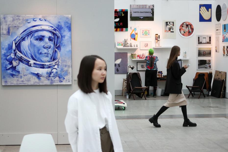 Посетители во время пресс-показа ярмарки современного искусства Cosmoscow в Гостином дворе