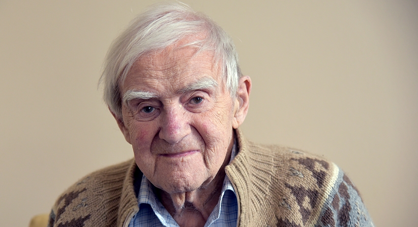 Даниил Гранин ушёл из жизни в 98 лет. Он воевал на Ленинградском фронте, после войны пробивался в литературе, стал классиком ещё при СССР. В нынешнее суматошное, суетное и не всегда разумное время на позицию Гранина равнялись многие