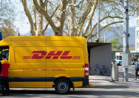 DHL приостановила доставку грузов и документов в Россию и Белоруссию