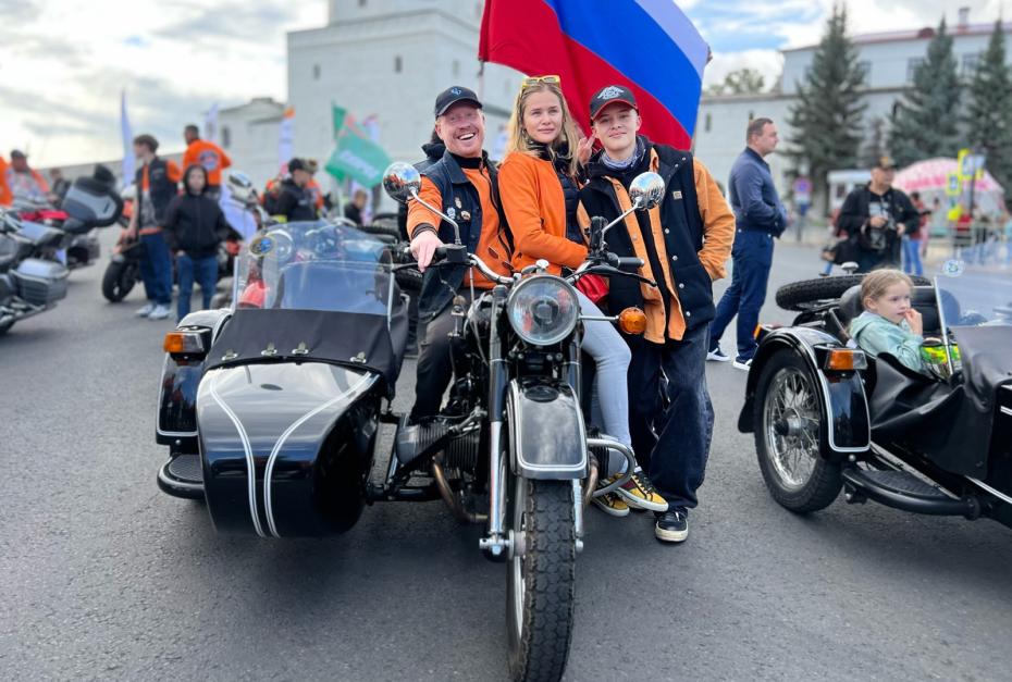 Антон Богданов, Леон Кемстач и Лаура Кемстач
