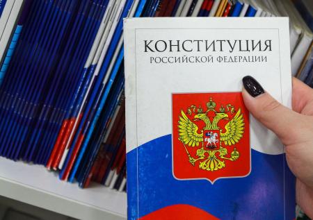 Экономист предложил не тянуть с голосованием по Конституции из-за COVID-19