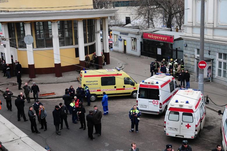 Сотрудники спасательных служб и милиции у входа на станцию метро «Парк культуры» (радиальная), где произошел взрыв