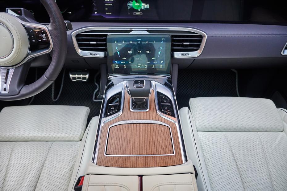 Интерьер Hongqi E-HS9