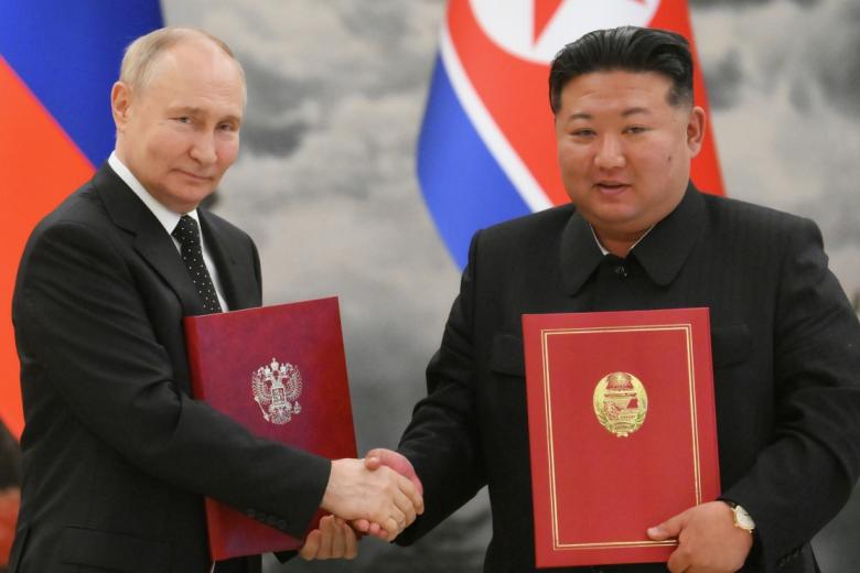 Президент РФ Владимир Путин и председатель государственных дел Корейской Народно-Демократической Республики Ким Чен Ын (справа) во время подписания Договора о всеобъемлющем стратегическом партнерстве
