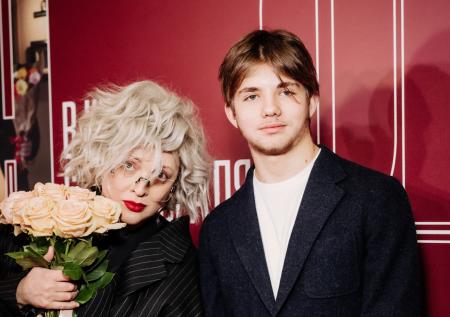 Похудевшая жена Певцова посетила премьеру «Он + Она» с повзрослевшим сыном