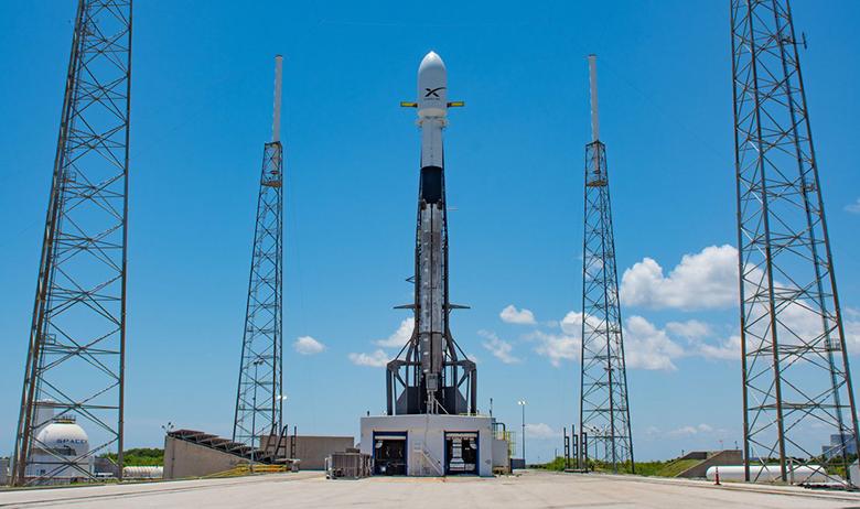 Falcon 9 на стартовом комплексе