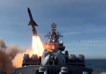 Появились кадры с учений ракетного крейсера «Варяг»