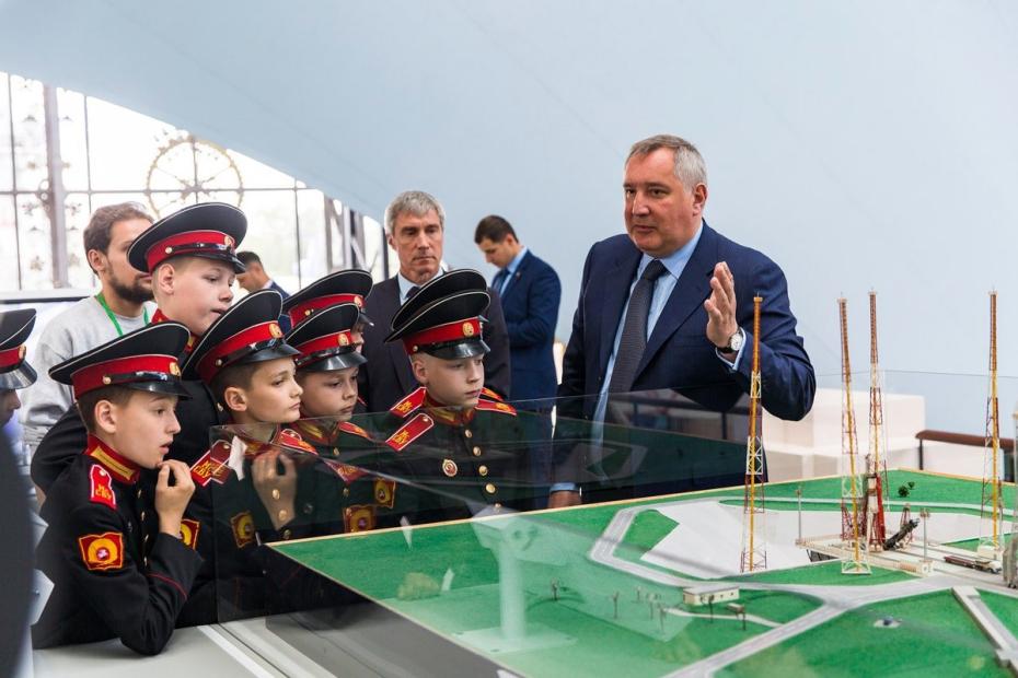 Генеральный директор Роскосмоса Дмитрий Рогозин встретился с московским Суворовым в центре «Космос и авиация» на ВДНХ и рассказал им об истории отечественного космоса, 2018 год
