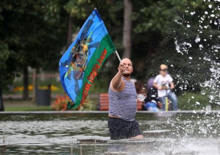 Купаются в фонтанах, играют на гитарах: фото десантников в День ВДВ