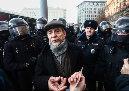Правозащитника Пономарёва в полиции избили силовики в масках