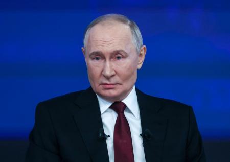 Путину передали статуэтку от матери погибшего на СВО