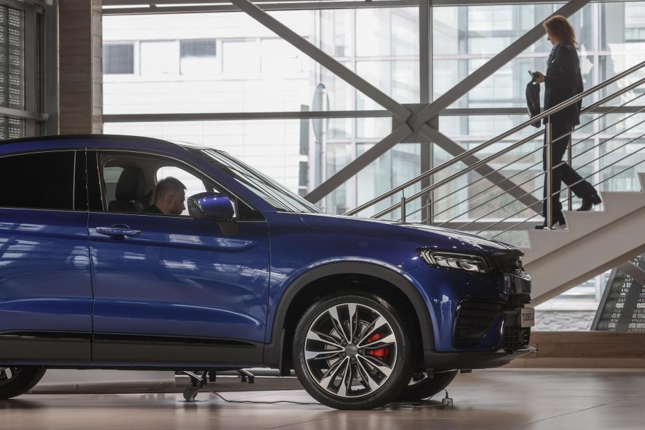 Автомобили в автосалоне Geely в Москве