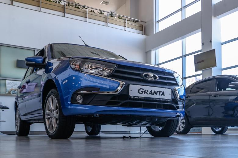 Автомобиль Lada Granta в автосалоне дилерского центра Lada в Москве