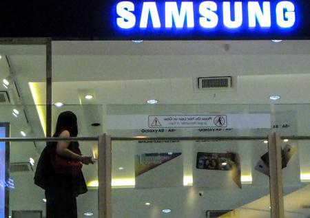 Samsung может работать над смартфоном с графеновой батареей