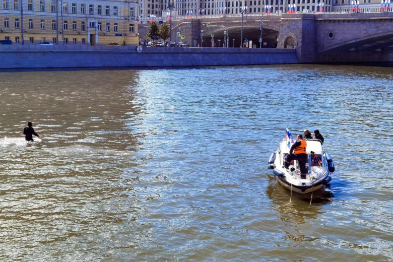 Оперативные службы в районе парка «Зарядье», где в Москве-реке обнаружены тела погибших диггеров