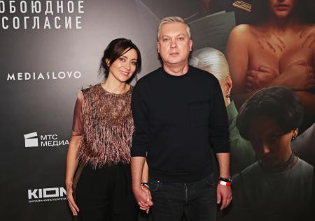 Светлаков перестал прятать жену: фото с премьеры «Обоюдного согласия — 2»  
