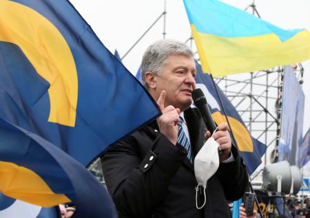 Сторонники Порошенко собрались у суда с намерением «защищать демократию»
