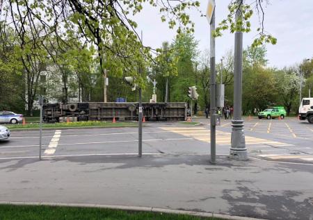 Фура перевернулась на юге Москвы