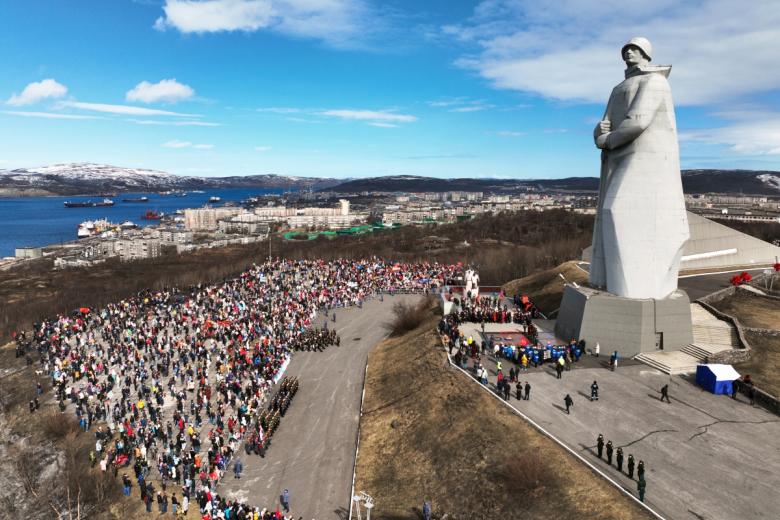 Празднование 77-й годовщины победы в Великой Отечественной войне у мемориального комплекса Защитникам Советского Заполярья в годы Великой Отечественной войны в Мурманске
