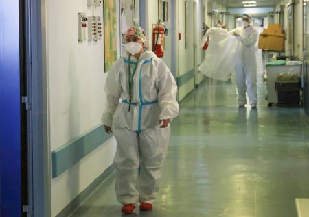 «Переболеет половина населения»: вирусолог оценил масштаб новой волны COVID