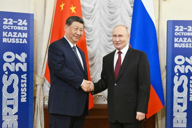 Президент Владимир Путин и председатель КНР Си Цзиньпин во время встречи в рамках XVI саммита БРИКС в Казани.