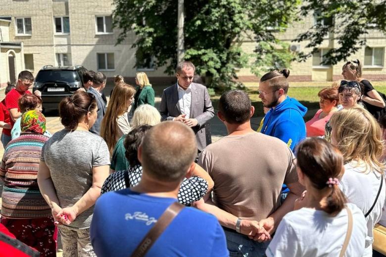 Губернатор Белгородской области Вячеслав Гладков в пункте размещения для жителей из Шебекинского округа