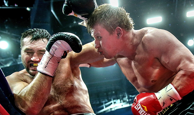 Румынский боксёр Кристиан Хаммер и российский боксёр Александр Поветкин (слева направо) во время поединка за интернациональные титулы Всемирной боксёрской организации (WBO) и WBA