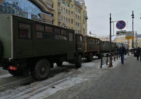 В центр Петербурга вывели полицейских и снегоуборочные машины