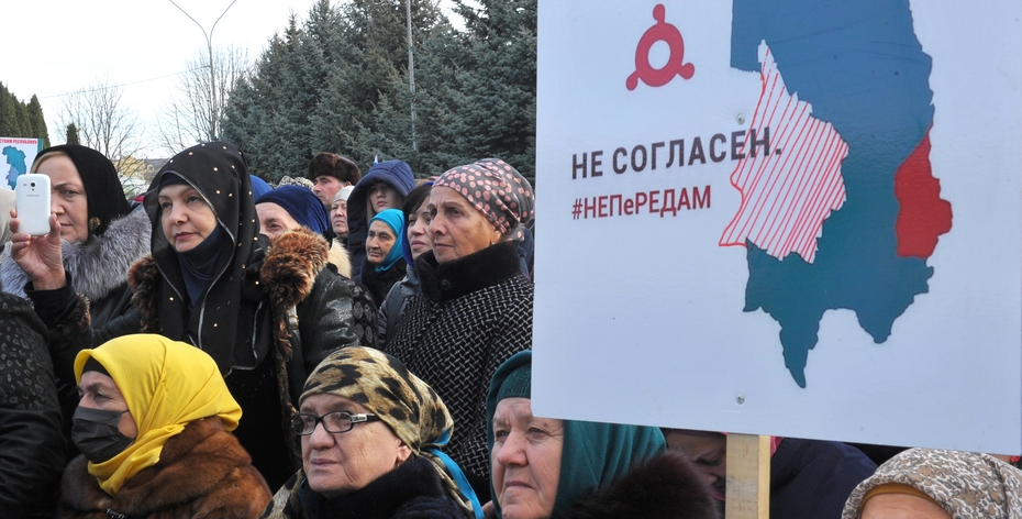 Участницы санкционированного митинга против соглашения об административной границе между Ингушетией и Чеченской республикой.