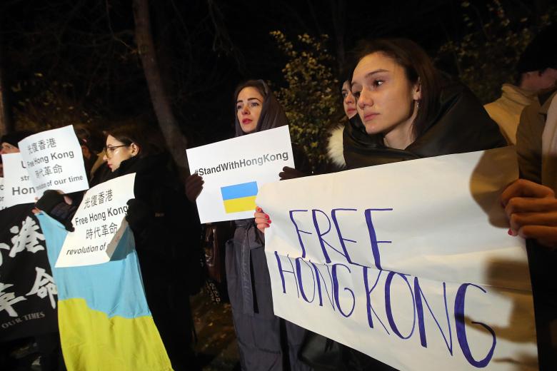Пикет украинских активистов у здания посольства КНР в Киеве