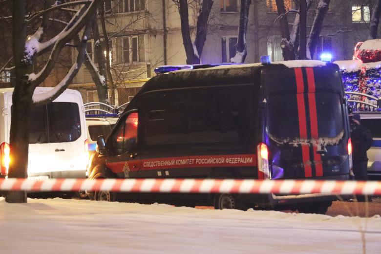 Оперативные службы у МФЦ на юго-востоке Москвы, где в результате стрельбы погибли два человека