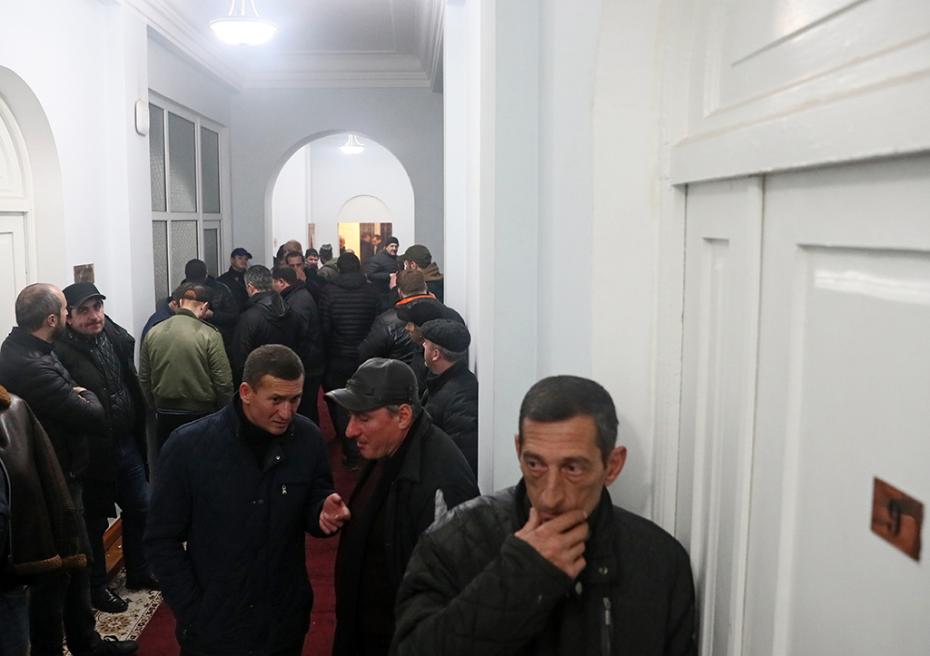 Митингующие в коридоре здания администрации президента