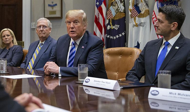 Президент США Дональд Трамп (в Белом доме)