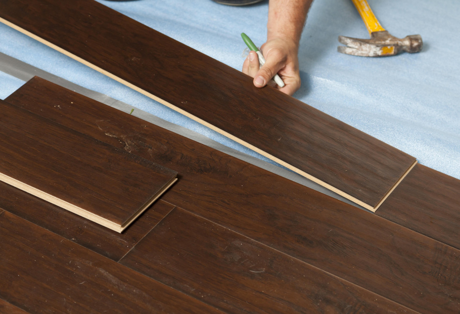 Простой и быстрый способ убрать скрип ламината: потребуются скотч и гвозди