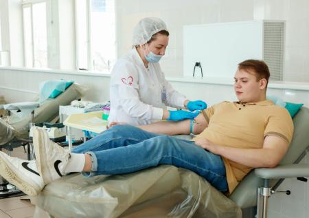 Терапевт раскрыла, от каких тяжелейших болезней спасает донорство крови