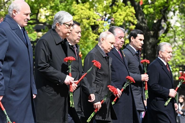 Владимир Путин вместе с главами иностранных государств, прибывшими в Москву на празднование 78-летия Победы, возложил цветы к Могиле Неизвестного Солдата
