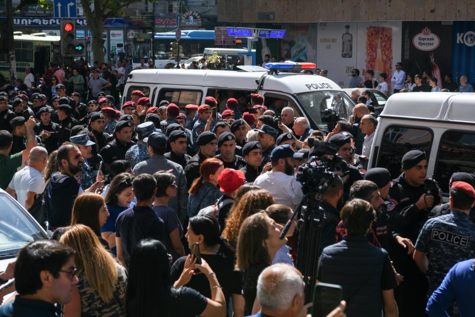 Армения. Ереван. Участники акции протеста в центре города