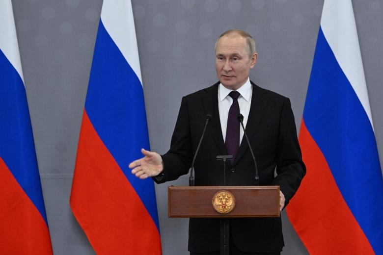 Президент РФ Владимир Путин во время подхода к прессе по итогам заседания глав государств — участников Содружества Независимых Государств