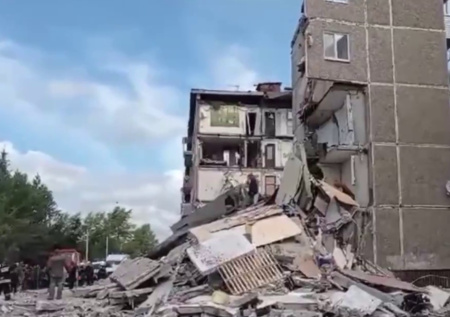 Спасатели и волонтеры ищут девочку под руинами дома в Туапсе