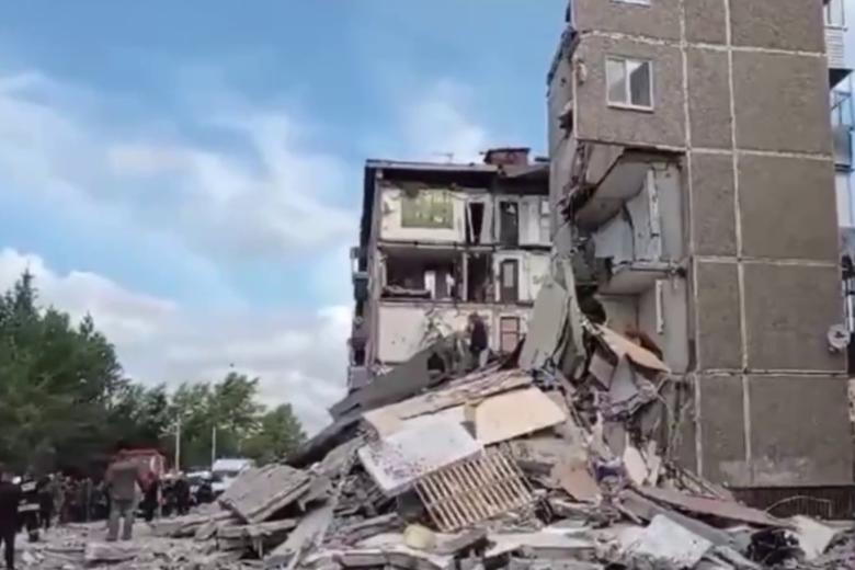 Сотрудники МЧС разбирают завалы на месте взрыва газа в жилом пятиэтажном доме на улице Сибирской в Нижнем Тагиле