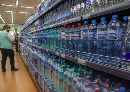 Россиянам рассказали, как выбрать между бутылкой воды из пластика и стекла