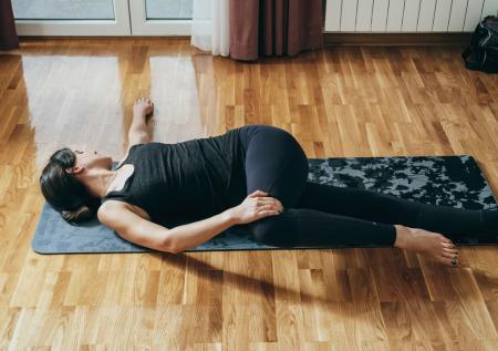 Врач назвал способы сохранить гибкость позвоночника после 50 лет